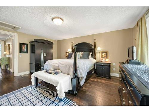 1427 2A Street Nw, Calgary, AB - Indoor Photo Showing Bedroom