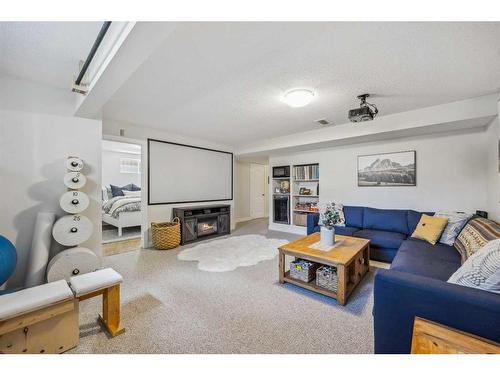 68 Crystalridge Crescent, Okotoks, AB - Indoor Photo Showing Living Room