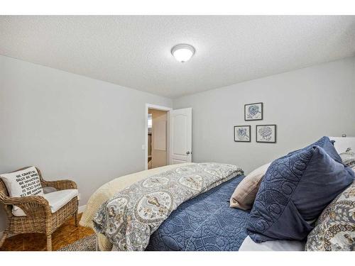 68 Crystalridge Crescent, Okotoks, AB - Indoor Photo Showing Bedroom
