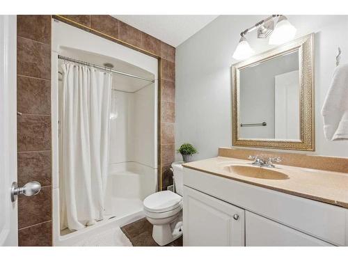 68 Crystalridge Crescent, Okotoks, AB - Indoor Photo Showing Bathroom