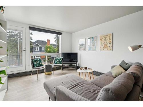 305-2602 14A Street Sw, Calgary, AB - Indoor Photo Showing Living Room