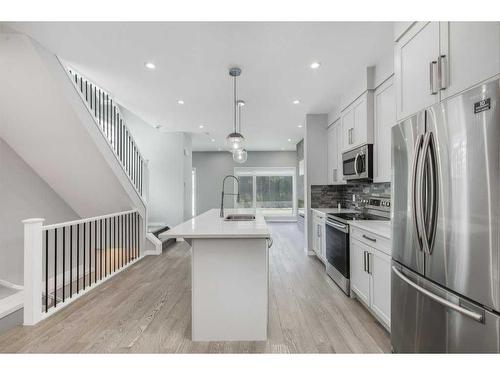302 32 Avenue Ne, Calgary, AB - Indoor Photo Showing Kitchen With Upgraded Kitchen