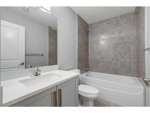 302 32 Avenue Ne, Calgary, AB - Indoor Photo Showing Bathroom