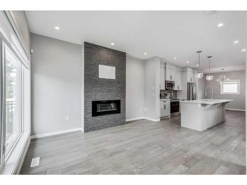 302 32 Avenue Ne, Calgary, AB - Indoor With Fireplace