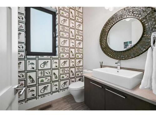 16 Hawthorne Crescent Nw, Calgary, AB - Indoor Photo Showing Bathroom