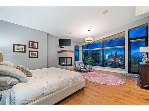 16 Hawthorne Crescent Nw, Calgary, AB - Indoor Photo Showing Bedroom