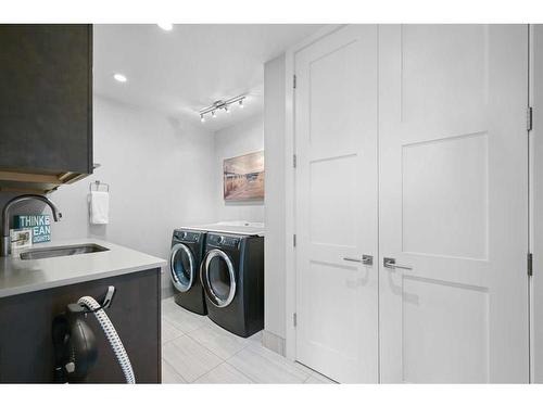 16 Hawthorne Crescent Nw, Calgary, AB - Indoor Photo Showing Laundry Room