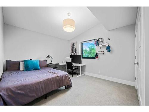 16 Hawthorne Crescent Nw, Calgary, AB - Indoor Photo Showing Bedroom