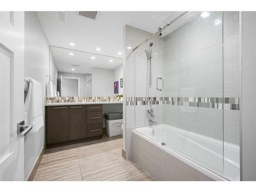 16 Hawthorne Crescent Nw, Calgary, AB - Indoor Photo Showing Bathroom