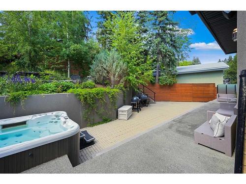 16 Hawthorne Crescent Nw, Calgary, AB - Outdoor