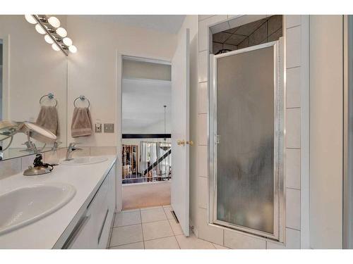 4902 22 Avenue Nw, Calgary, AB - Indoor Photo Showing Bathroom