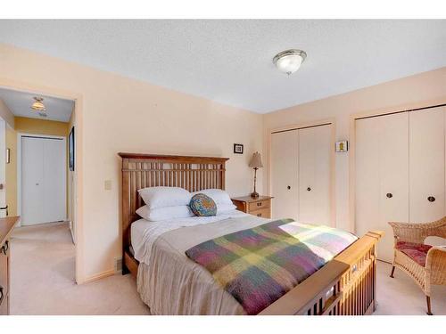 4902 22 Avenue Nw, Calgary, AB - Indoor Photo Showing Bedroom