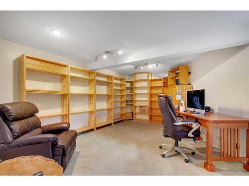 4902 22 Avenue Nw, Calgary, AB - Indoor Photo Showing Other Room