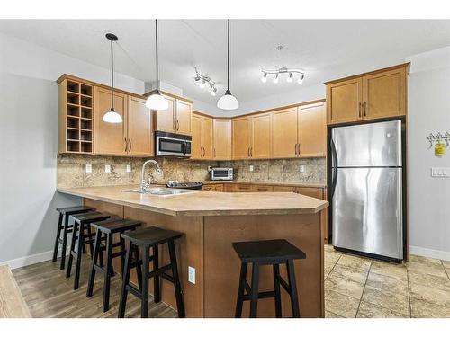 320-35 Aspenmont Heights Sw, Calgary, AB - Indoor Photo Showing Kitchen