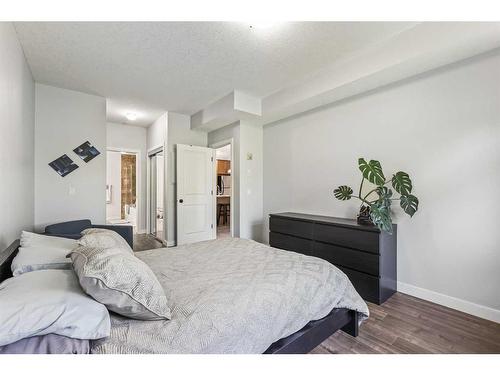 320-35 Aspenmont Heights Sw, Calgary, AB - Indoor Photo Showing Bedroom