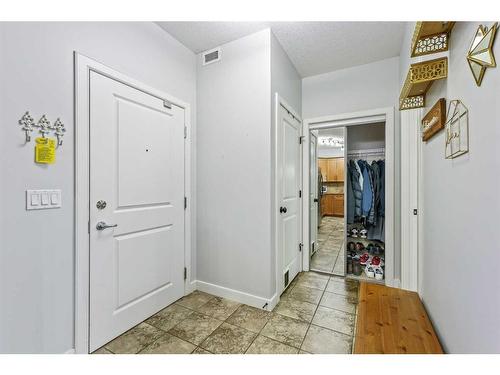 320-35 Aspenmont Heights Sw, Calgary, AB - Indoor Photo Showing Other Room