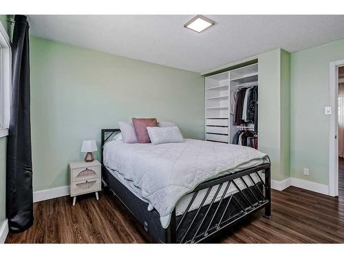 5208 8 Avenue Se, Calgary, AB - Indoor Photo Showing Bedroom