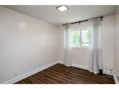 5208 8 Avenue Se, Calgary, AB - Indoor Photo Showing Other Room
