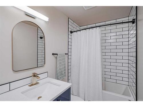 5208 8 Avenue Se, Calgary, AB - Indoor Photo Showing Bathroom