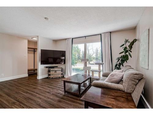 5208 8 Avenue Se, Calgary, AB - Indoor Photo Showing Living Room