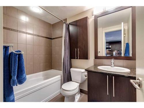 208-817 15 Avenue Sw, Calgary, AB - Indoor Photo Showing Bathroom