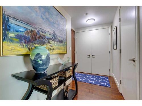 208-817 15 Avenue Sw, Calgary, AB - Indoor Photo Showing Other Room