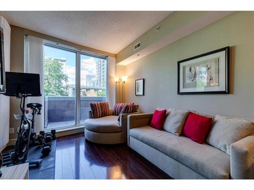 208-817 15 Avenue Sw, Calgary, AB - Indoor Photo Showing Living Room