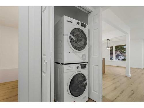 48 Radcliffe Court, Calgary, AB - Indoor Photo Showing Laundry Room