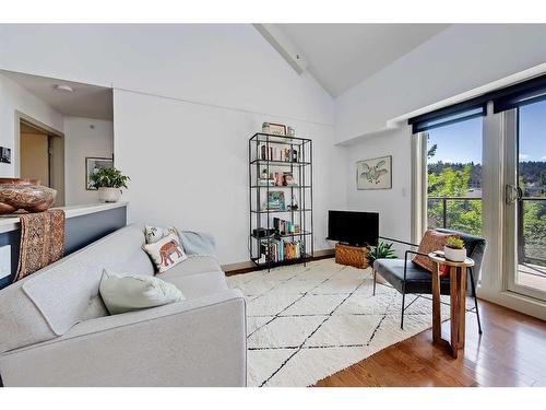 307-118 34 Street Nw, Calgary, AB - Indoor Photo Showing Living Room