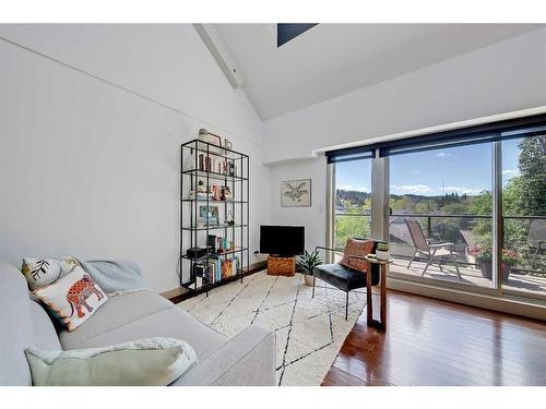 307-118 34 Street Nw, Calgary, AB - Indoor Photo Showing Living Room