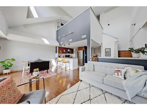 307-118 34 Street Nw, Calgary, AB - Indoor Photo Showing Living Room