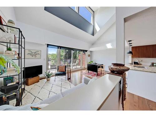 307-118 34 Street Nw, Calgary, AB - Indoor Photo Showing Kitchen