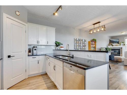 457 20 Avenue Ne, Calgary, AB - Indoor Photo Showing Kitchen
