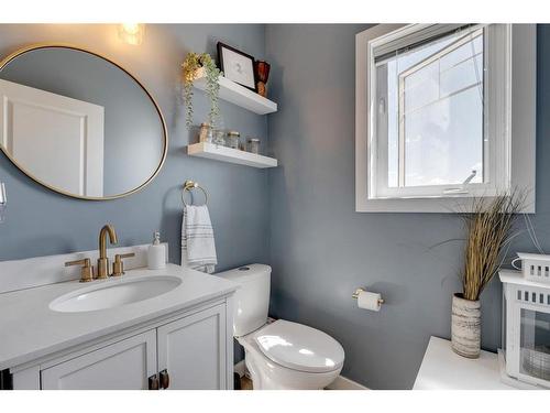 457 20 Avenue Ne, Calgary, AB - Indoor Photo Showing Bathroom
