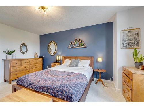 457 20 Avenue Ne, Calgary, AB - Indoor Photo Showing Bedroom