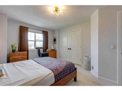 457 20 Avenue Ne, Calgary, AB - Indoor Photo Showing Bedroom