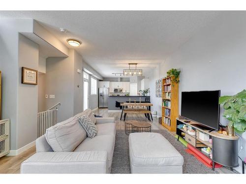 457 20 Avenue Ne, Calgary, AB - Indoor Photo Showing Living Room