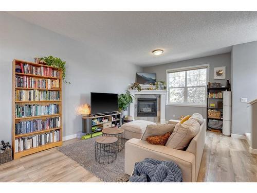 457 20 Avenue Ne, Calgary, AB - Indoor Photo Showing Living Room With Fireplace