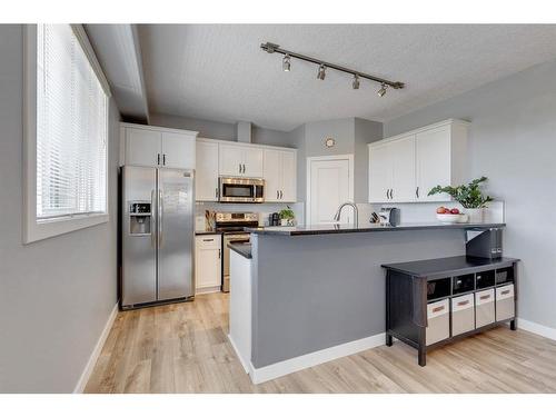 457 20 Avenue Ne, Calgary, AB - Indoor Photo Showing Kitchen With Stainless Steel Kitchen With Upgraded Kitchen