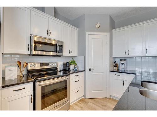 457 20 Avenue Ne, Calgary, AB - Indoor Photo Showing Kitchen With Stainless Steel Kitchen With Double Sink