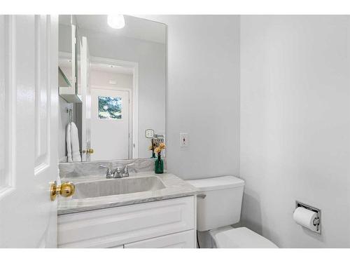 45 Patina Park Sw, Calgary, AB - Indoor Photo Showing Bathroom
