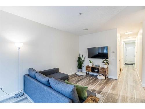 103-41 6 Street Ne, Calgary, AB - Indoor Photo Showing Living Room