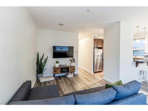 103-41 6 Street Ne, Calgary, AB - Indoor Photo Showing Living Room