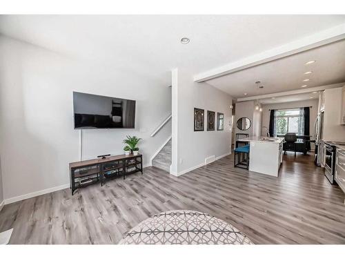 603-355 Nolancrest Heights, Calgary, AB - Indoor Photo Showing Living Room