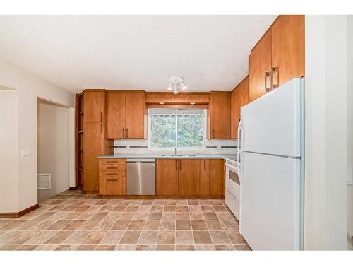 5576 Dalhart Hill Nw, Calgary, AB - Indoor Photo Showing Kitchen