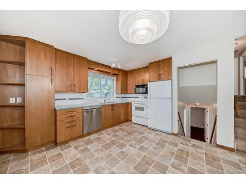 5576 Dalhart Hill Nw, Calgary, AB - Indoor Photo Showing Kitchen