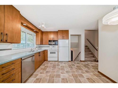 5576 Dalhart Hill Nw, Calgary, AB - Indoor Photo Showing Kitchen