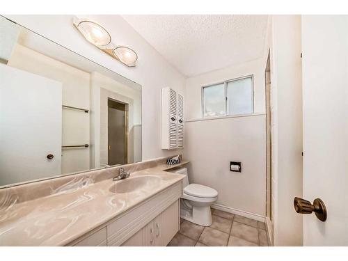 5576 Dalhart Hill Nw, Calgary, AB - Indoor Photo Showing Bathroom