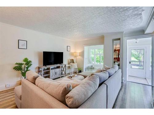 434 Memorial Drive Nw, Calgary, AB - Indoor Photo Showing Living Room