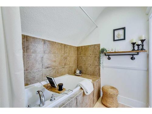 434 Memorial Drive Nw, Calgary, AB - Indoor Photo Showing Bathroom